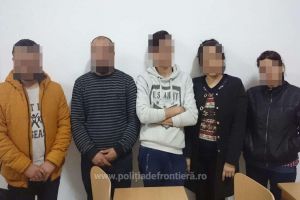 FOTO. Șase migranţi, cinci iranieni şi un irakian, reţinuţi la marginea Sătmarului