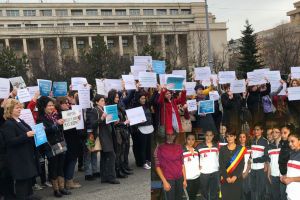 Pentru că au ”confundat” munca de laborator din spital cu cea din sălile de clasă, biologii, biochimiştii şi chimiştii vor protesta pe 20 aprilie la Ministerul Muncii şi Justiţiei Sociale