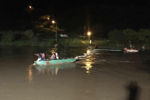 FOTO. Amendă de 40.000 de lei în cazul poluării accidentale de pe râul Mureş. Patru baraje absorbante, între care două în Alba