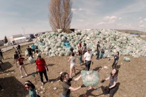 Munţi de PET-uri colectaţi de Ziua Voluntarilor Mici. Tăşuleasa Social: Mesajul e cât se poate de clar