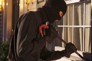 Nu deveniţi victime ale hoţilor lăsând ferestrele deschise sau neasigurate!