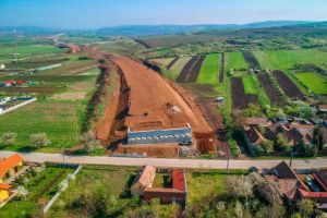 FOTO, VIDEO Autostrada Sebeş-Turda: Casa situată pe traseul lotului 1 rămâne ”în picioare”. Antreprenorul suplimentează oamenii şi utilajele