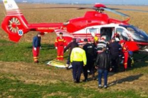 Poliţişti salvatori într-un accident casnic sângeros. Un bărbat şi-a prins trupul într-un motocultor