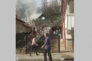Incendiu la Bezdead! Oamenii au sărit să stingă focul, până la sosirea pompierilor