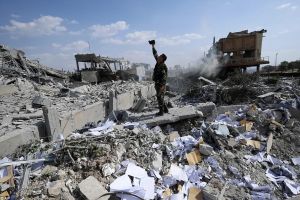 Primele imagini din Siria, după atacul SUA şi al aliaţilor. Sute de sirieni au ieşit în stradă: 