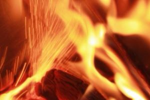 Scene de film horror descrise în rechizitoriul prin care e arestat piromanul din Caransebeş care şi-a ucis mama