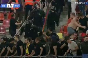 Incidente la meciul CSA Steaua - Academia Rapid. Bataie intre suporteri. Raniti. Fani evacuati!