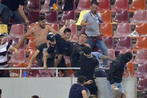 Fotbal cu pumni şi picioare: Derby-ul CSA Steaua - Rapid, întrerupt de bătăi între suporteri (VIDEO)