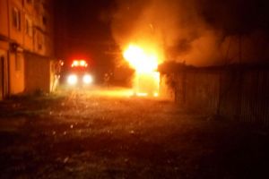 ISU Tulcea, la datorie. Incediul izbucnit la un garaj, lichidat. A fost pericol de deflagratie