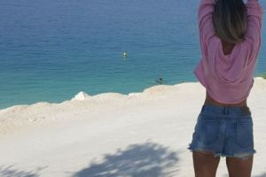 A apărut COMPLET DEZBRĂCATĂ pe Internet, iar un bărbat îi acoperă PĂRȚILE INTIME. Imaginea SENZAȚIONALĂ postată de o VEDETĂ ProTV - FOTO 