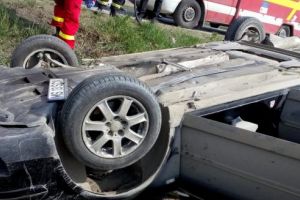 Două autoturisme s-au răsturnat în această dimineaţă