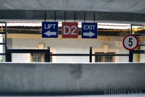Ridică-mă la cer: Liftul parcării supraetajate din spatele Tribunalului stă defect de aproape un an!