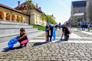 FOTO. Plogging în Cetatea Alba Carolina, un exemplu de urmat: Cum au îmbinat utilul cu plăcutul, curăţenia cu mişcarea, un grup restrâns de albaiulieni