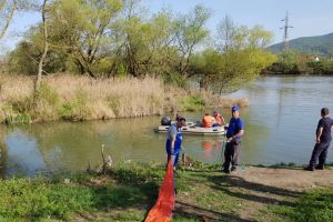 Angajaţii ABA Crişuri intervin pe râul Mureş, pentru a combate poluarea cu ulei de la Termocentrala Iernut (FOTO)
