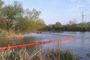 Alertă pe Mureş! Pompierii şi angajaţii Apelor Române încearcă să capteze, la Bejan ,pata de ulei deversată accidental, vineri, la Iernut