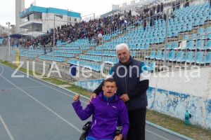 Invitati speciali: Un tanar in scaun cu rotile si tatal sau, Lilian Badea, primarul comunei Ograda, prezenti la meciul SSC Farul - Progresul 1944 Spartac