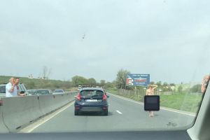FOTO – Un bărbat merge dezbrăcat pe DN1 la Veştem. E gol-goluţ!
