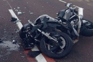 Motociclistul s-a ales cu piciorul fracturat