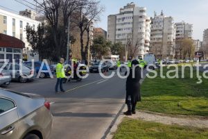 Imagini de la eveniment. Accident rutier pe bulevardul Mamaia din Constanta. O persoana a fost ranita. Ambulanta chemata in ajutor (galerie foto-video)   
