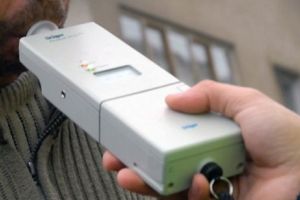 Adrenalină la VOLAN. Un tânăr BEAT şi FĂRĂ PERMIS a fost reţinut de poliţişti după ce a AVARIAT o maşină