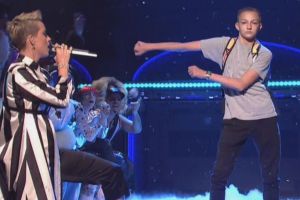 VIDEO – Noul dans care îi înebuneşte pe tineri. ’’The floss” face ravagii