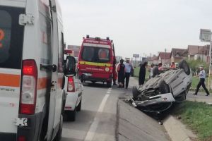 FOTO – Accident cu patru răniţi la Șelimbăr. O maşină răsturnată