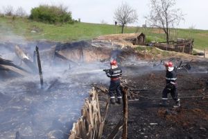 Incendiu violent in localitatea Greci, judetul Tulcea. De la ce a pornit focul. Pompierii au intervenit cu doua autospeciale (galerie foto)