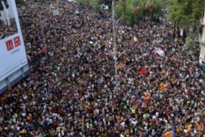 Strada FIERBE! Sute de mii de oameni PROTESTEAZĂ pentru susţinerea separatiştilor