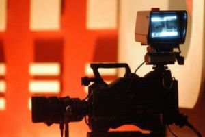 Clipe de COȘMAR pentru un celebru prezentator. A fost LA UN PAS DE MOARTE pe platoul de filmare!