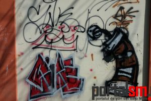 FOTOGALERIE. Peretele de la Grădina Romei, plin de mesaje obscene şi numere de telefon