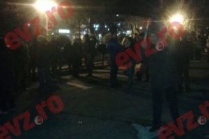 Proteste în Bucureşti! Sute de persoane s-au adunat în faţa Ministrului de Interne