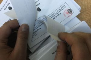 Transport în comun gratuit. Pensionarii cu venituri mai mici de 1.000 de lei îşi pot ridica, de azi, tichetele