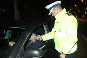 Băut şi fără permis de conducere, reţinut de poliţişti