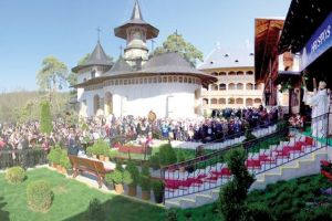 Sute de credincioşi la hramul mănăstirii Bujoreni