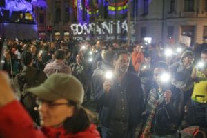 Proteste in Bucuresti! Sute de persoane s-au adunat in fata Ministrului de Interne Un articol de: B1.ro - 15 Apr 2018, 23:15 EVENIMENT Cateva sute de oameni s-au adunat in fata Ministerului de Interne si in fata Muzeului de Arta a Romanie