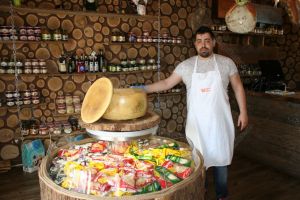 Brânzeturi, mezeluri de calitate şi vinuri renumite în singura băcănie cu specialităţi italiene din Bistriţa (FOTO)