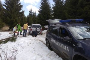Autoturism împotmolit în zăpadă, într-o zonă muntoasă din Harghita