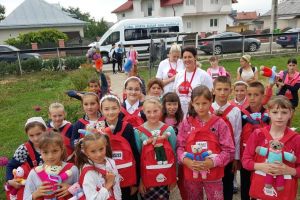 513 copii se vor bucura de ghiozdane complet echipate pentru şcoală, în cadrul campaniei ...