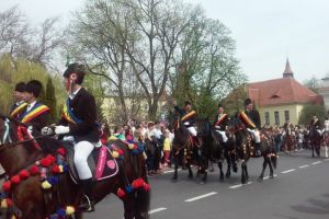 Mii de braşoveni şi turişti la tradiţionala Paradă a Junilor (Foto)