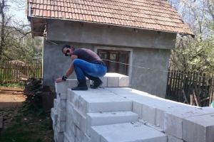 O gaşcă de motociclişti din Câmpina s-a apucat sa construiascã o casa pentru o familie nevoiasã. Cum ii putem ajuta