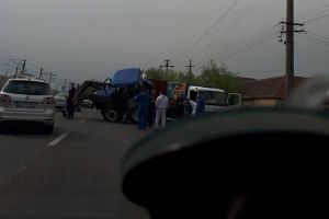 Impact VIOLENT între un TRACTOR şi o MAȘINĂ la Șofronea. Circulaţia parţial BLOCATĂ