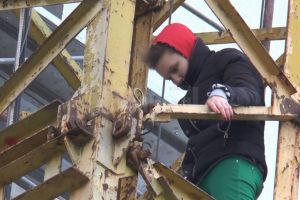 S-a urcat din nou la înălţime, de această dată pe un releu, şi a ameninţat că se ...