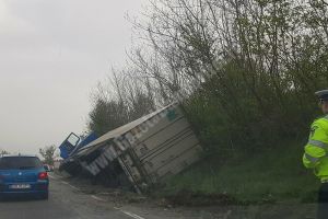 DN 72 – Un TIR, încărcat cu îngheţată, s-a răsturnat într-un şanţ