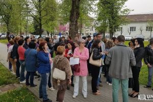 LIVE VIDEO. Zeci de angajaţi ai Spitalului din Alba Iulia protestează în faţa Prefecturii Alba, nemulţumiţi de sporuri