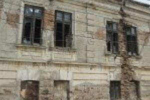 Proprietarii cladirilor de patrimoniu din zona istorica au fost amendati pentru ca si-au lasat in paragina proprietatile