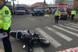 Accident in Ploiesti, la intersectia strazilor Democratiei si Covurlui. Motociclist spulberat de masina