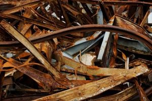 Doi bărbaţi din Aiud cercetaţi de poliţişti pentru furt. Au sustras 11 kg de fier vechi din incinta unei societăţi comerciale