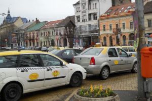 Taximetriştii din Satu Mare, luaţi în vizor de poliţiştii locali: amenzi şi autorizaţii ridicate