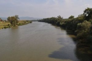 Baraje antipoluare pe Mureş. Autorităţile încearcă să limiteze unde de poluare de la Termocentrala Iernut