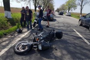 Sezonul moto s-a deschis cu un accident grav: un tânăr motociclist a ajuns în comă, după ce a fost lovit de braţul unui utilaj pe DN 79 (FOTO)